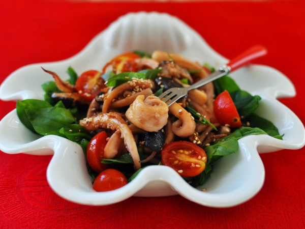 Теплый салат из кальмаров и шиитаке в азиатском стиле