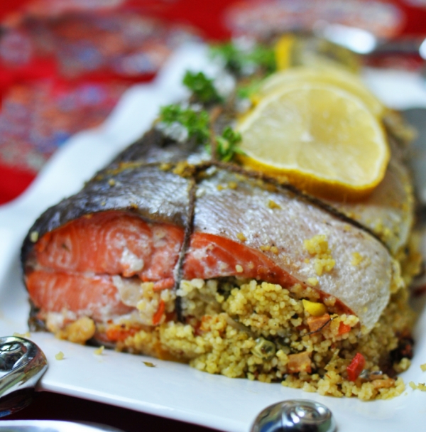 Запеченный лосось, фаршированный кускусом и овощами