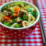 Удон с грибами и брокколи в чили-соусе Удон с грибами и брокколи в чили-соусе