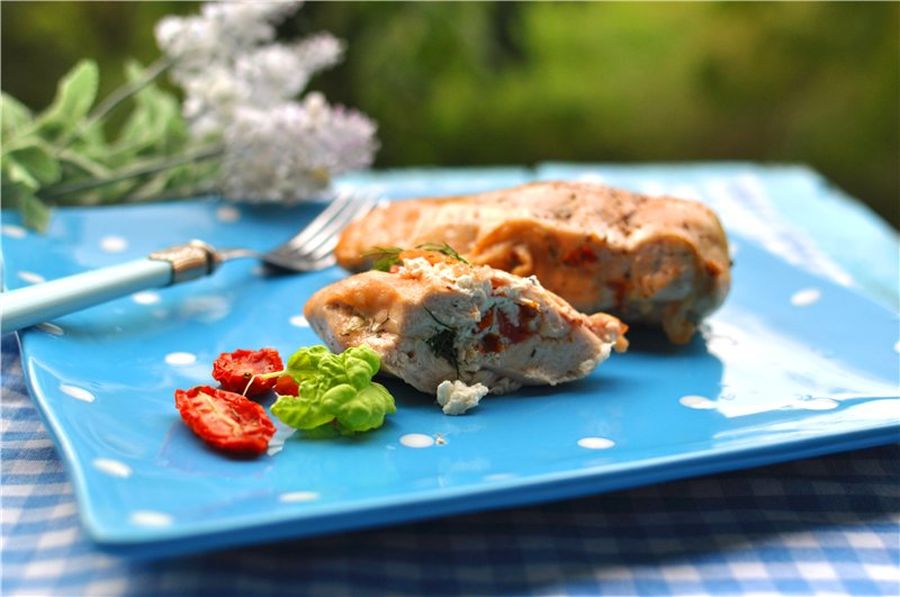 Куриные кармашки с фетой, базиликом и вялеными томатами