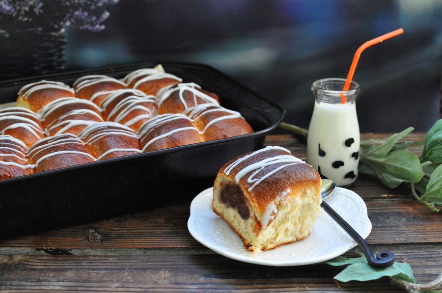 Булочки с джемом и молочной глазурью